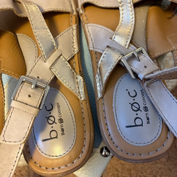 b.o.c. Cream and Gold Comfort Sandals - Picture 3 of 10